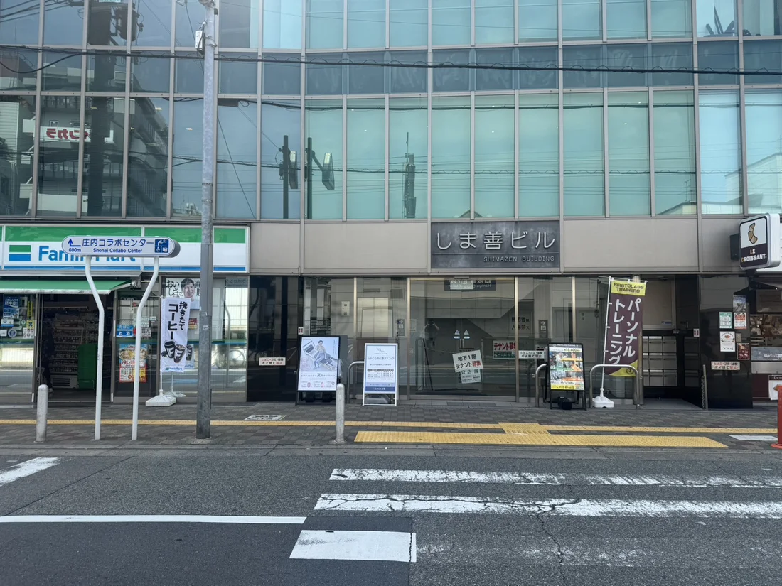 阪急庄内駅西口を出て横断歩道を渡る